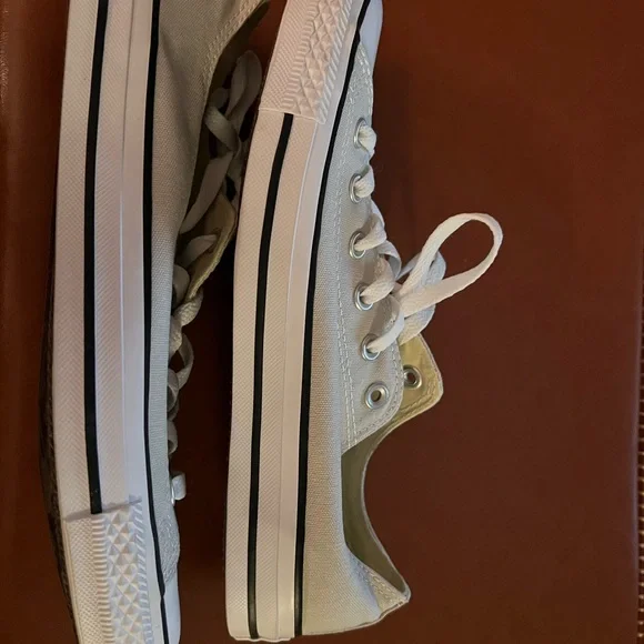 EUC Women’s Converse Off-White Canvas Sneakers, 10 - Picture 6 of 9